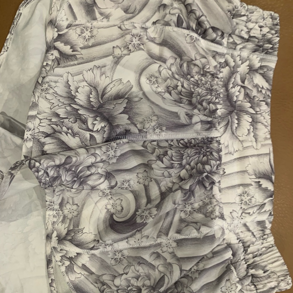 LULULEMON HOTTY HOT SHORTS!!! CRAAAZY PATTERN